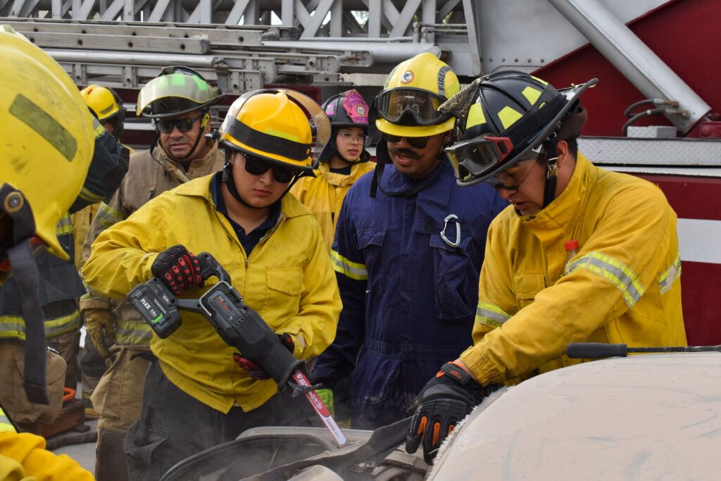 Elementos del Heroico Cuerpo de Bomberos fueron adiestrados por expertos de California para mejorar su respuesta en emergencias.