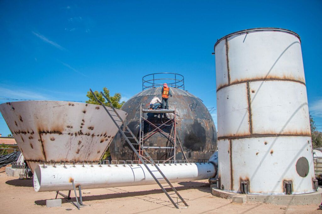 El tanque, con capacidad para almacenar 250,000 litros de agua, mejorará la presión y reducirá las interrupciones en el servicio.