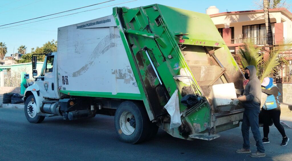 Camiones recolectores de basura ya operan en las rutas habituales en La Paz.