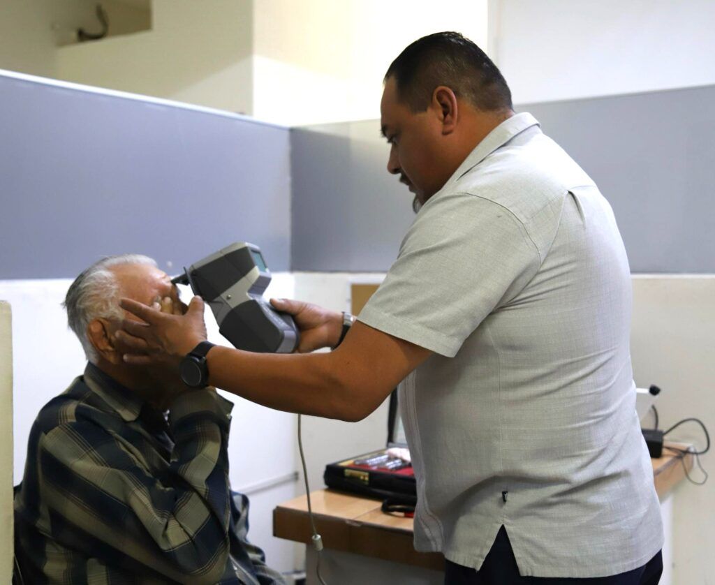 El DIF Municipal ofrece revisiones gratuitas y lentes con tecnología avanzada para cuidar la vista de los paceños.