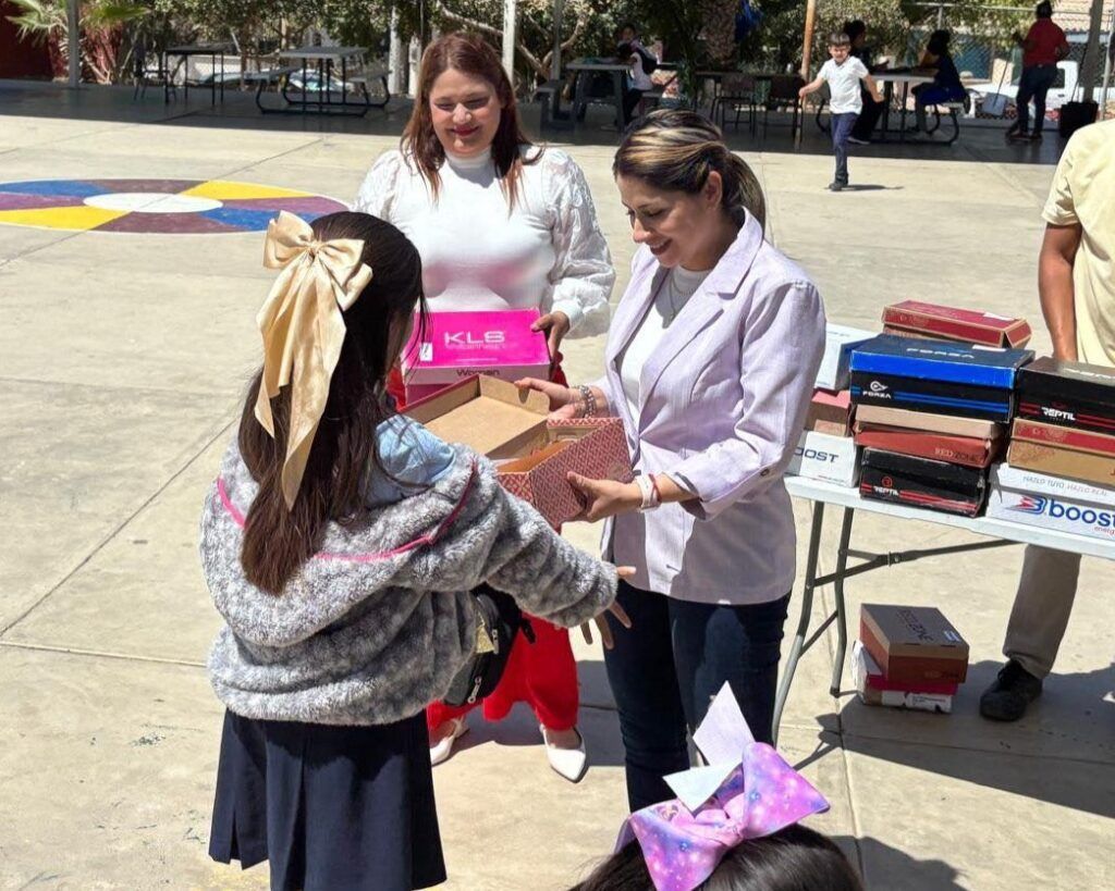 Entregan calzado a estudiantes y silla de ruedas a adulto en situación vulnerable