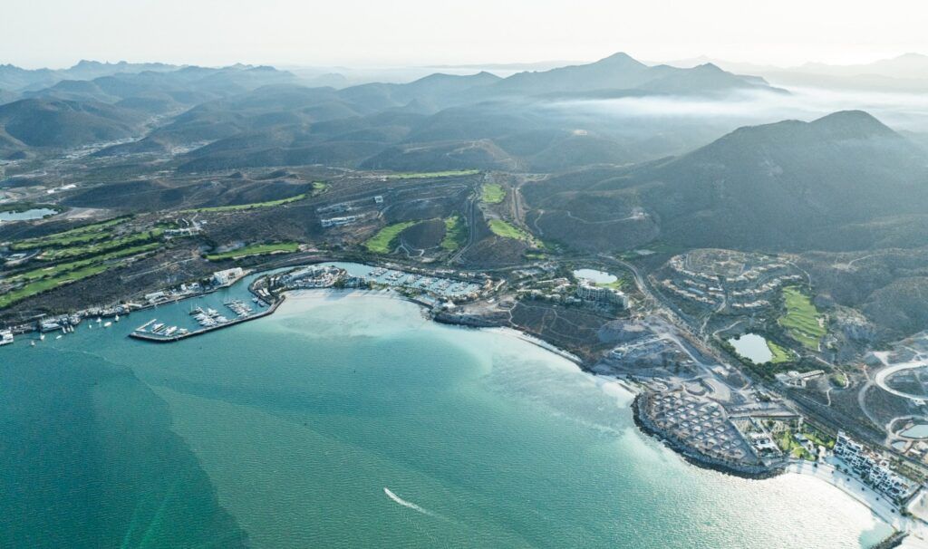 Vecinas y vecinos de Colina del Sol y El Esterito denuncian, desde hace más de una década, derrames constantes de aguas negras que contaminan la bahía y afectan la salud pública, mientras el desarrollo inmobiliario sigue beneficiándose del agua tratada. 
