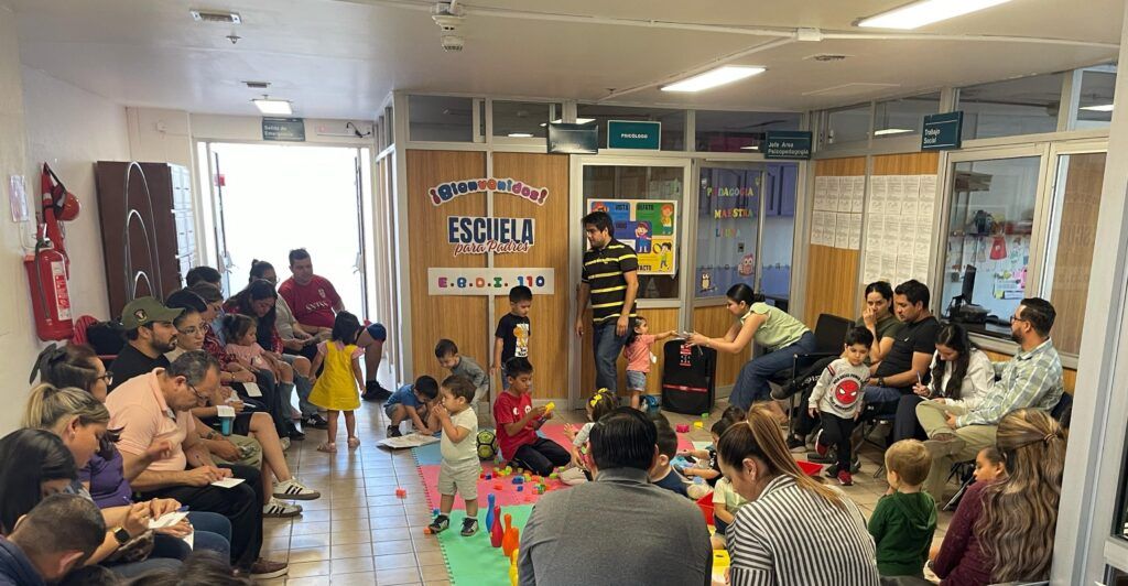 La iniciativa Escuela para Padres ofrece talleres, acompañamiento y estrategias de crianza positiva para familias derechohabientes