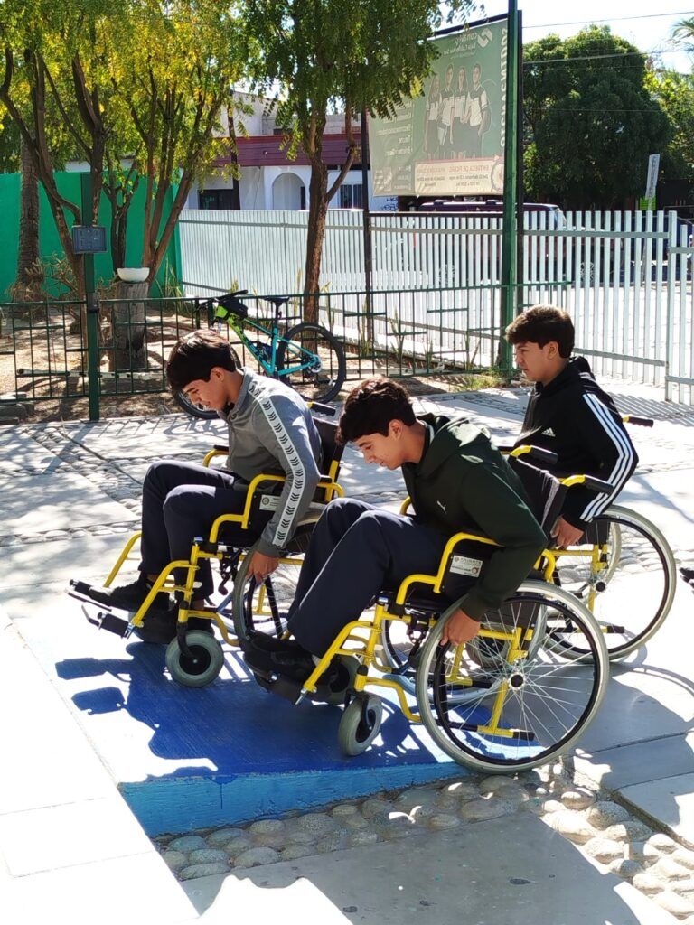 Más de 100 alumnos del CONALEP La Paz aprendieron cómo apoyar y comunicarse con personas con discapacidad, desde la práctica y el respeto.