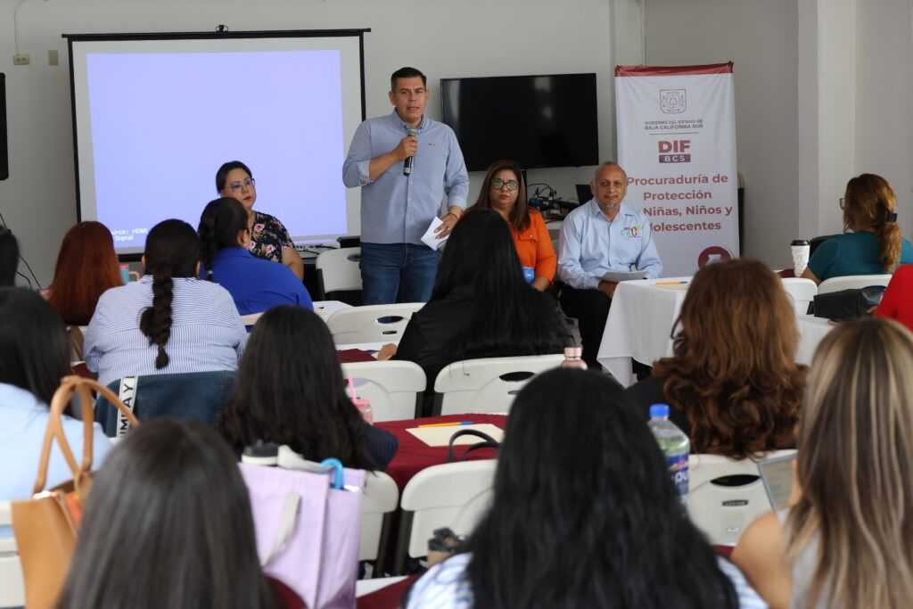 Más de 50 trabajadores de centros de asistencia se preparan para certificar espacios seguros y fortalecer su intervención ante crisis emocionales.