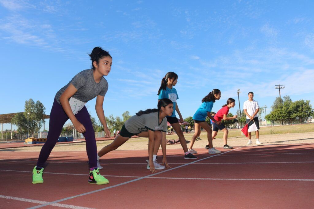 A través de la educación física, promueven el deporte, la socialización y la prevención de enfermedades crónico-degenerativas.