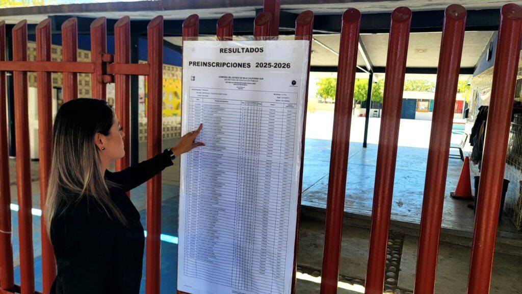 Madres, padres y tutores pueden verificar la asignación escolar en la plataforma oficial o en los planteles.