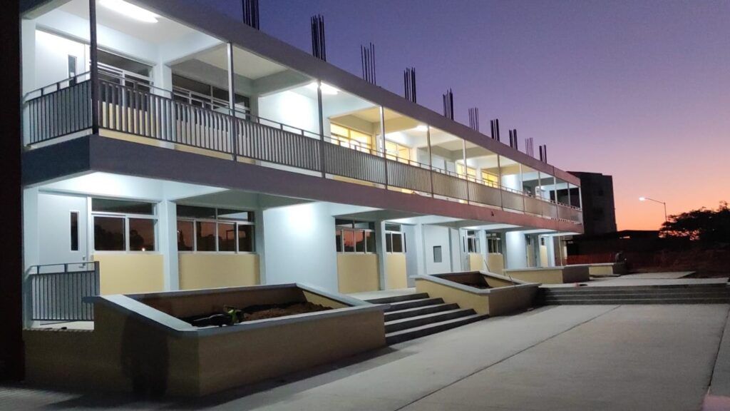 Padres de familia, tutores y vecinos pueden ayudar a prevenir robos o actos vandálicos en escuelas durante receso escolar.