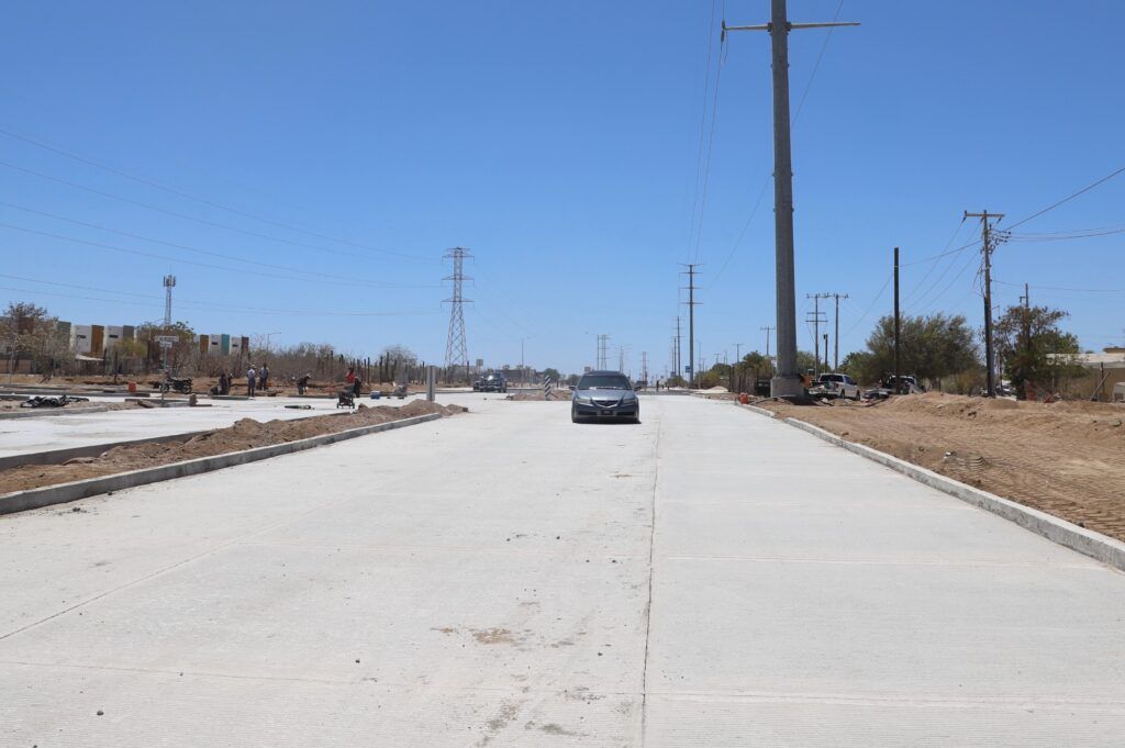 La obra de la calle Bahía Concepción contempla cuatro carriles, cruceros hidráulicos, camellón central, banquetas accesibles y alumbrado, beneficiando a más de 10 mil habitantes de la zona sur de La Paz.