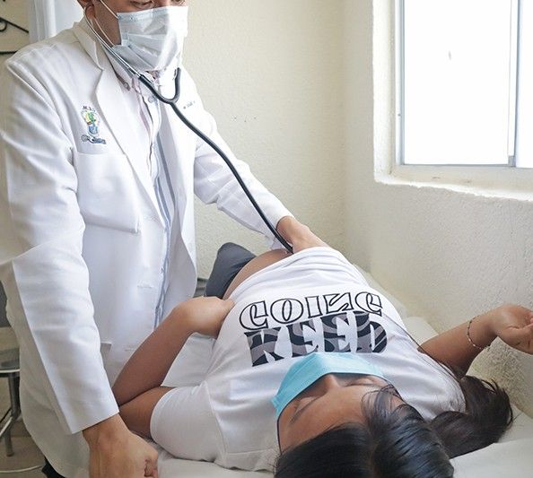 El programa de salud materna estatal ofrece consultas pregestacionales y prenatales a mujeres sin seguridad social, garantizando embarazos seguros y partos saludables.