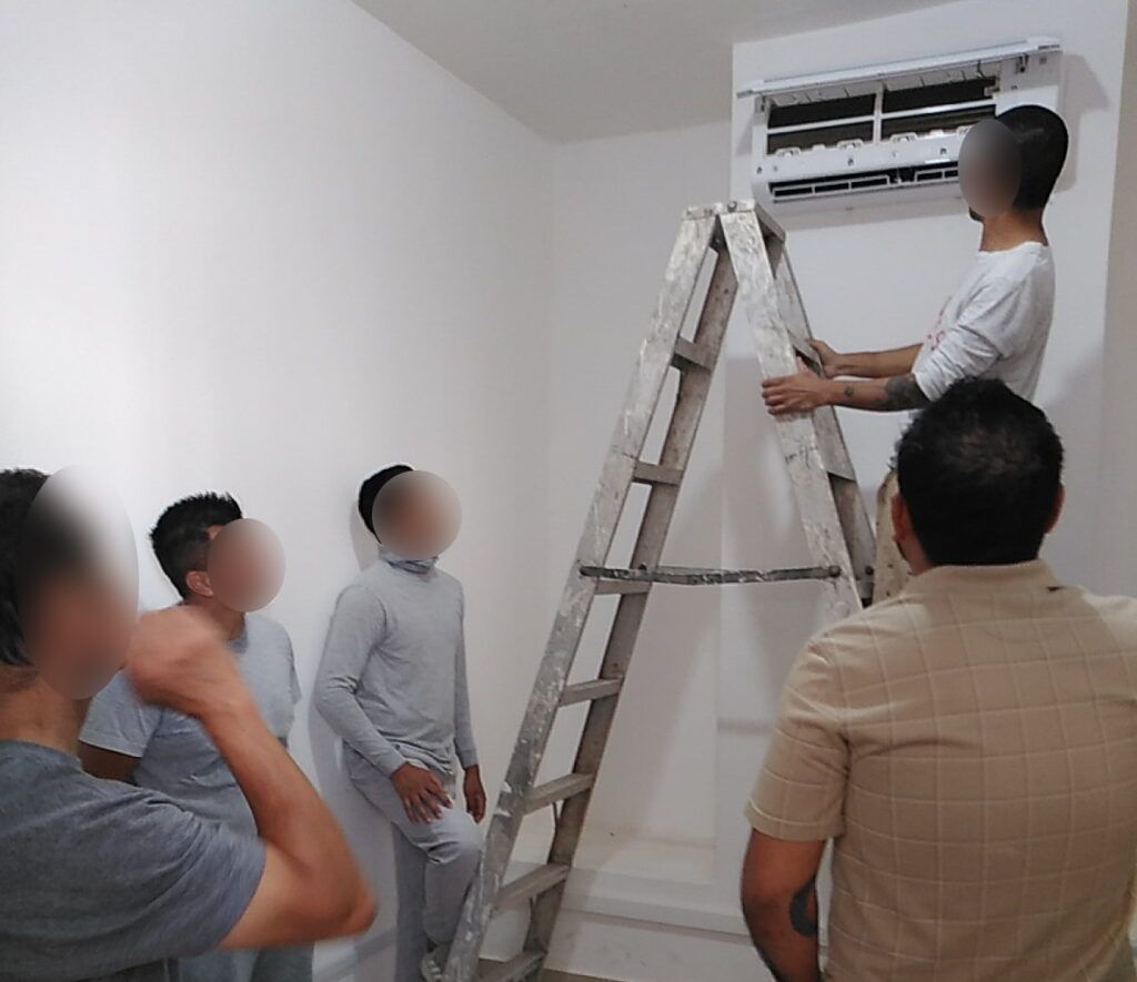 21 internos reciben formación en mantenimiento de aire acondicionado como parte del proceso de reinserción social.
