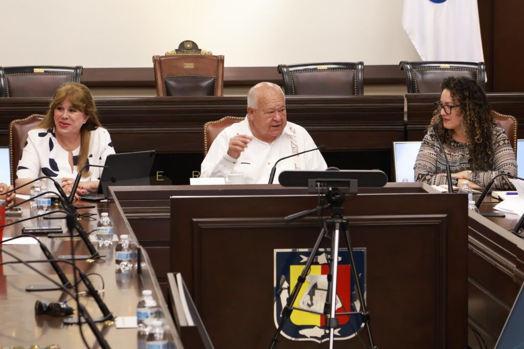 Autoridades estatales y federales se reúnen con prestadores turísticos para garantizar que los permisos beneficien a operadores sudcalifornianos.