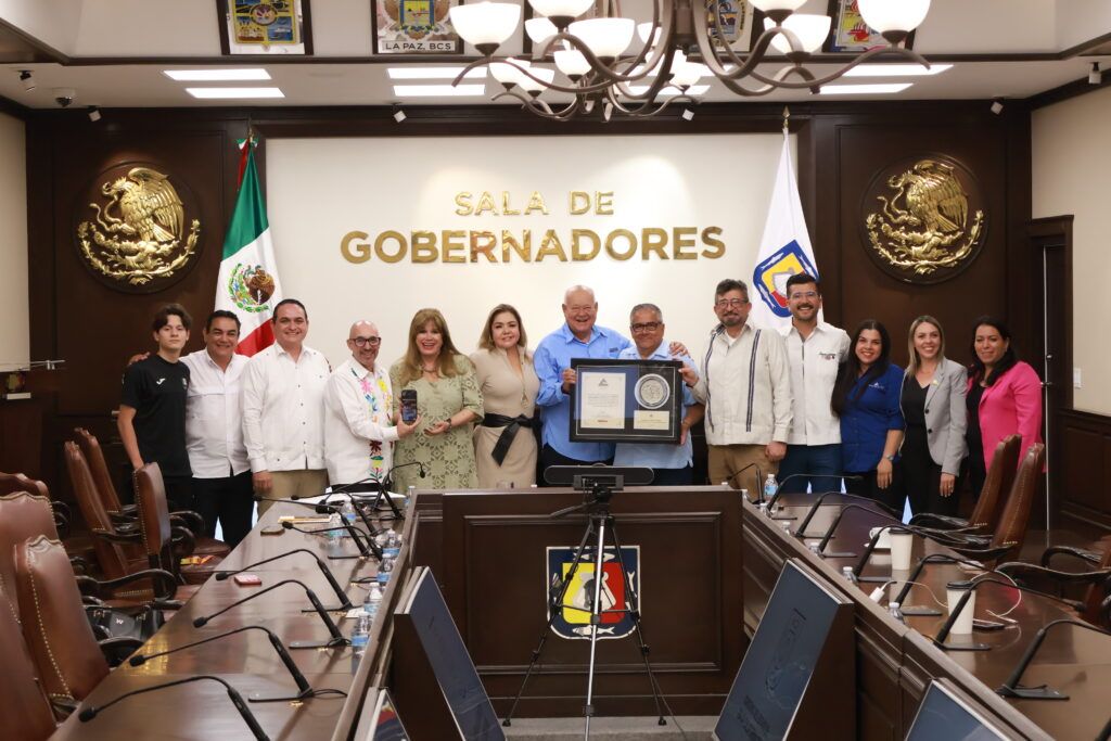 Víctor Castro toma protesta a líderes empresariales y destaca la importancia de trabajar en conjunto por el desarrollo del estado.