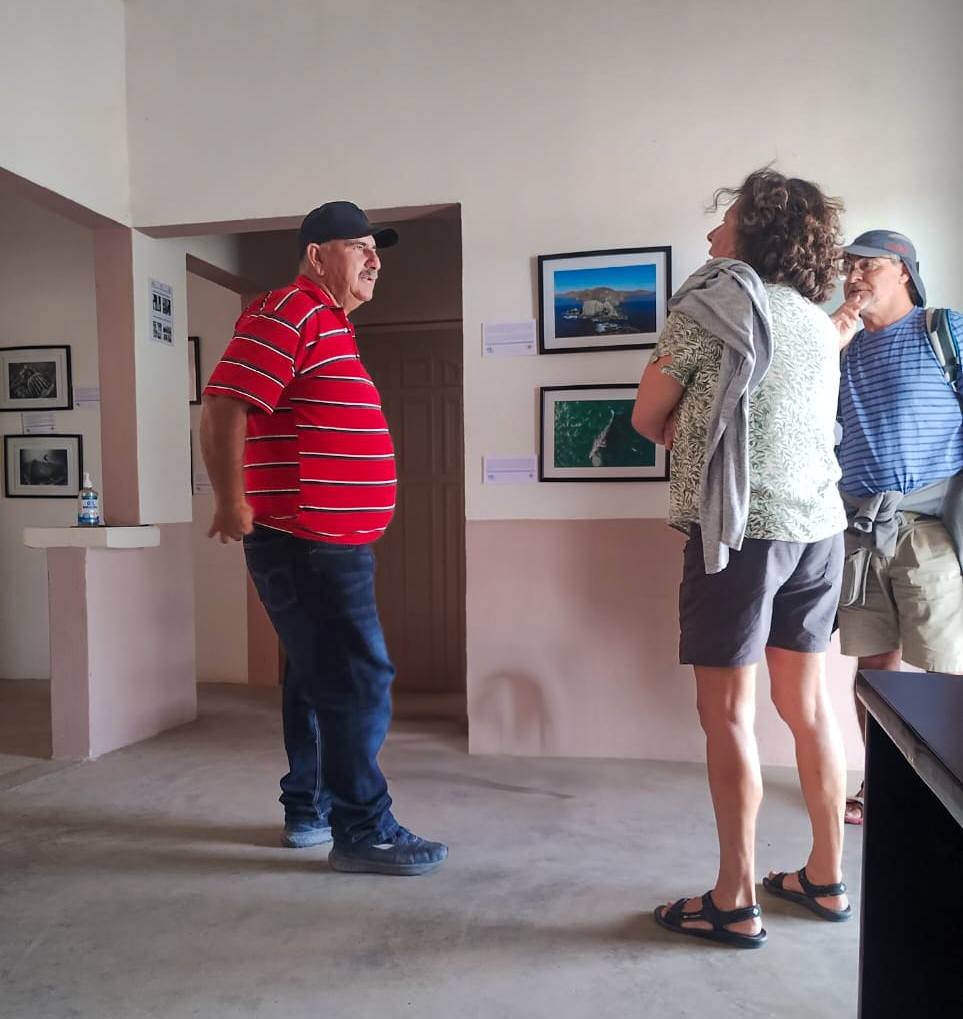 La exposición atrajo a turistas y locales con imágenes que documentan más de 70 años de naufragios en aguas sudcalifornianas.