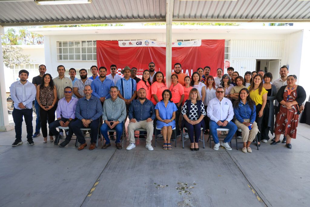 Jóvenes y adultos emprendedores se preparan para hacer realidad sus proyectos, reforzando el desarrollo económico y educativo del municipio.