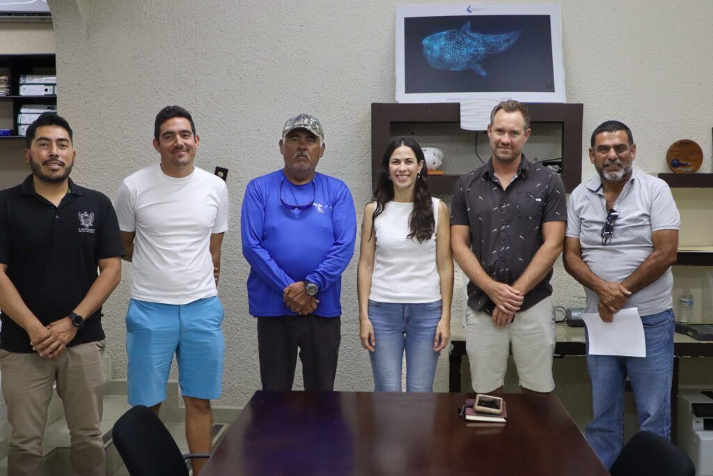 El comité organizador y la Directora de Turismo acuerdan una propuesta familiar que promueva el arraigo y la preservación marina.