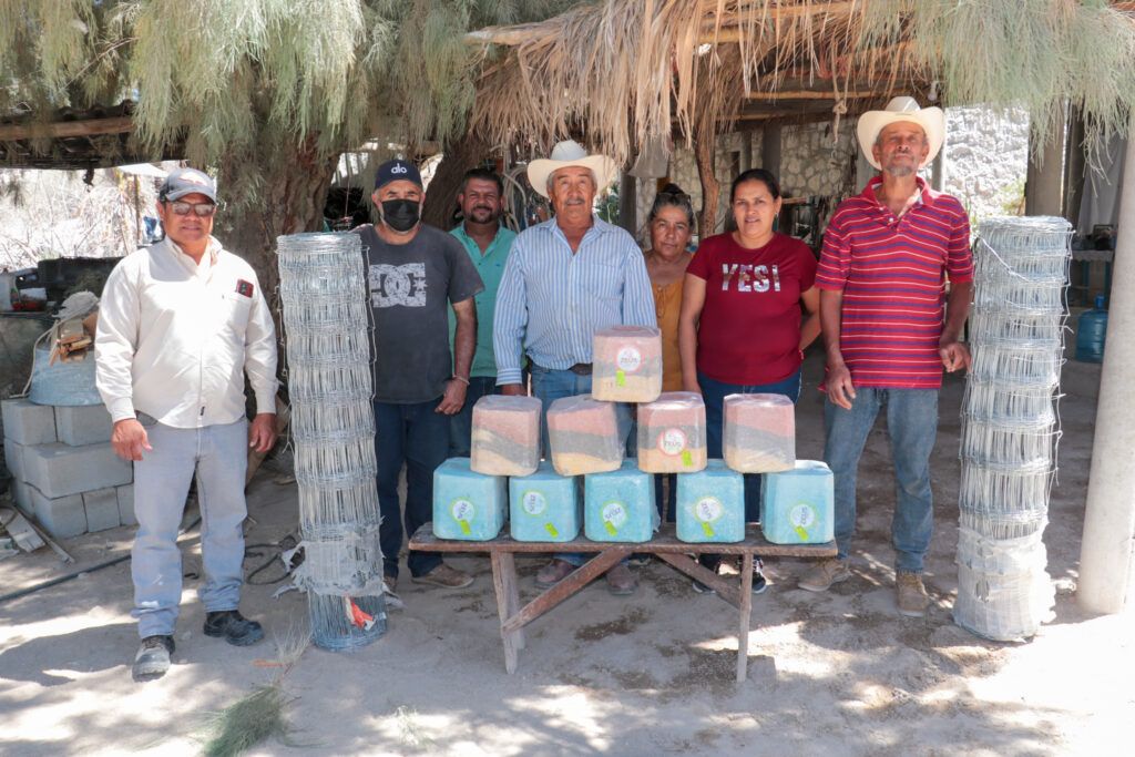 Ayuntamiento entrega apoyos nutricionales y atención veterinaria a productores de cuatro subdelegaciones rurales ante la temporada de sequía.