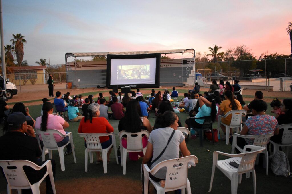 Más de 50 personas disfrutaron de una función gratuita de cine al aire libre, promoviendo la convivencia familiar y los valores en la comunidad.