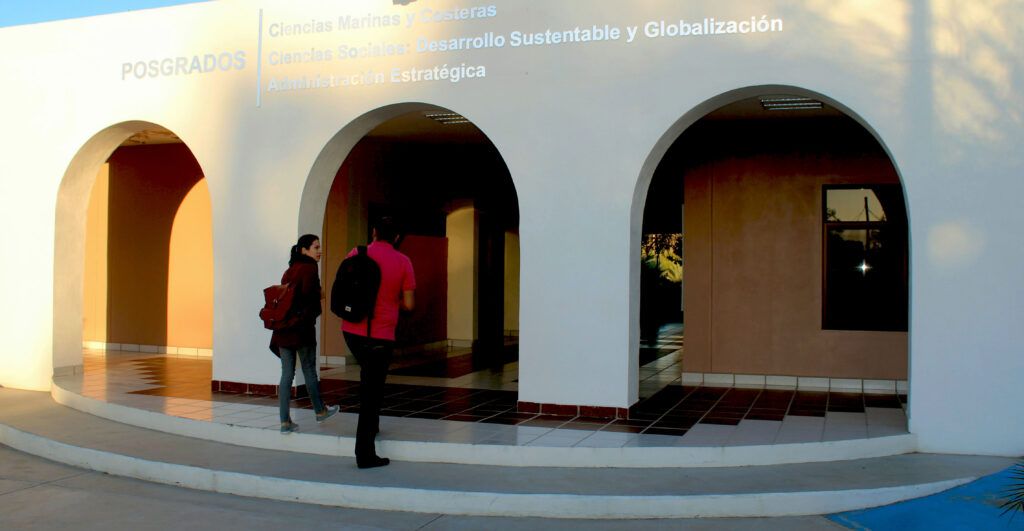 La universidad ofrece maestrías y doctorados en ciencias del mar, agropecuarias, sociales y humanidades, con enfoque en desarrollo sustentable e innovación.