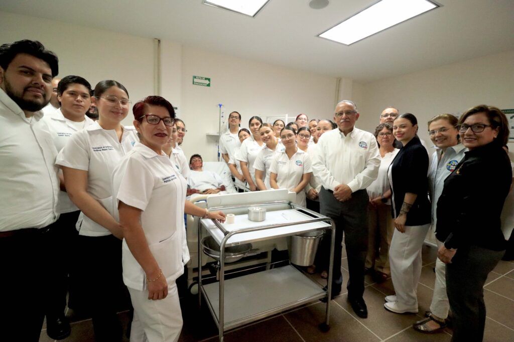El nuevo espacio impulsa la preparación práctica de estudiantes del área de enfermería, como parte del compromiso universitario con la excelencia académica y la atención social.
