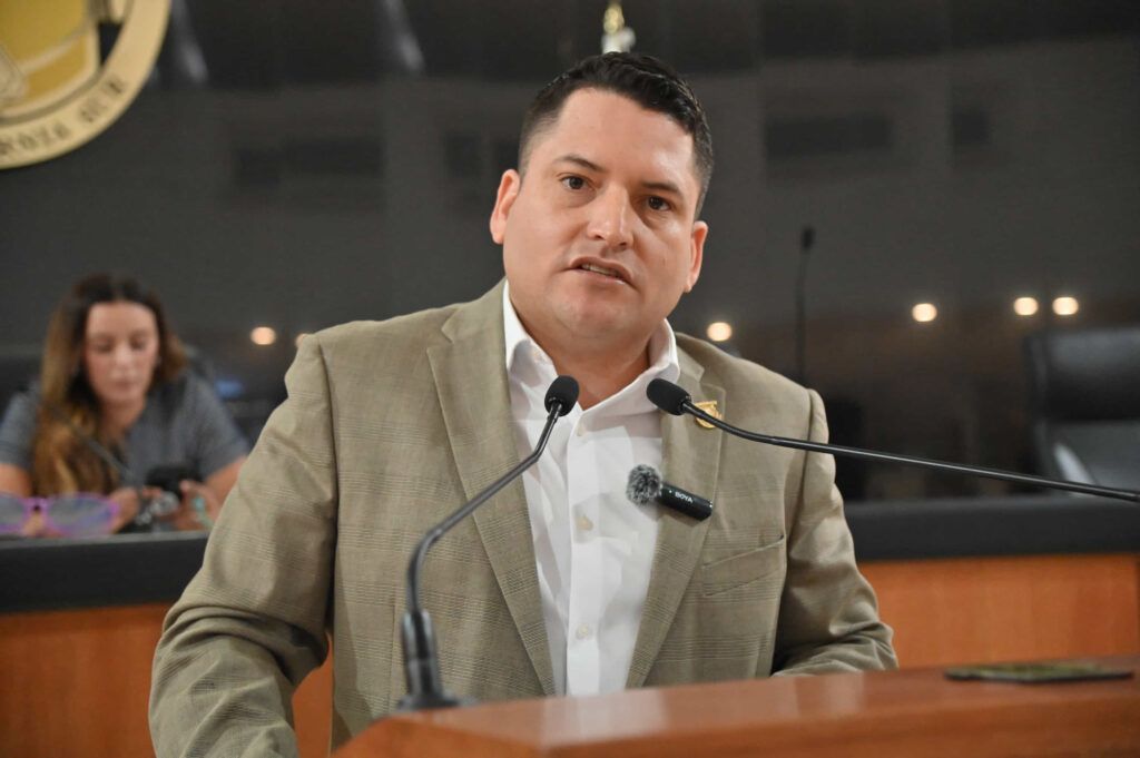 El diputado Erick Iván Agúndez busca armonizar la ley estatal con la legislación federal para asegurar el derecho a la comunicación y al acceso a la justicia en igualdad de condiciones.