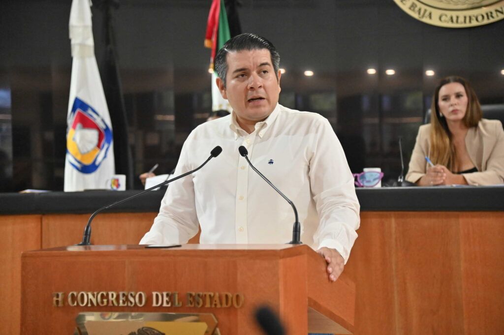 Fabrizio del Castillo destaca el papel fundamental de los trabajadores que sostienen el trabajo parlamentario desde todas las áreas técnicas y administrativas.