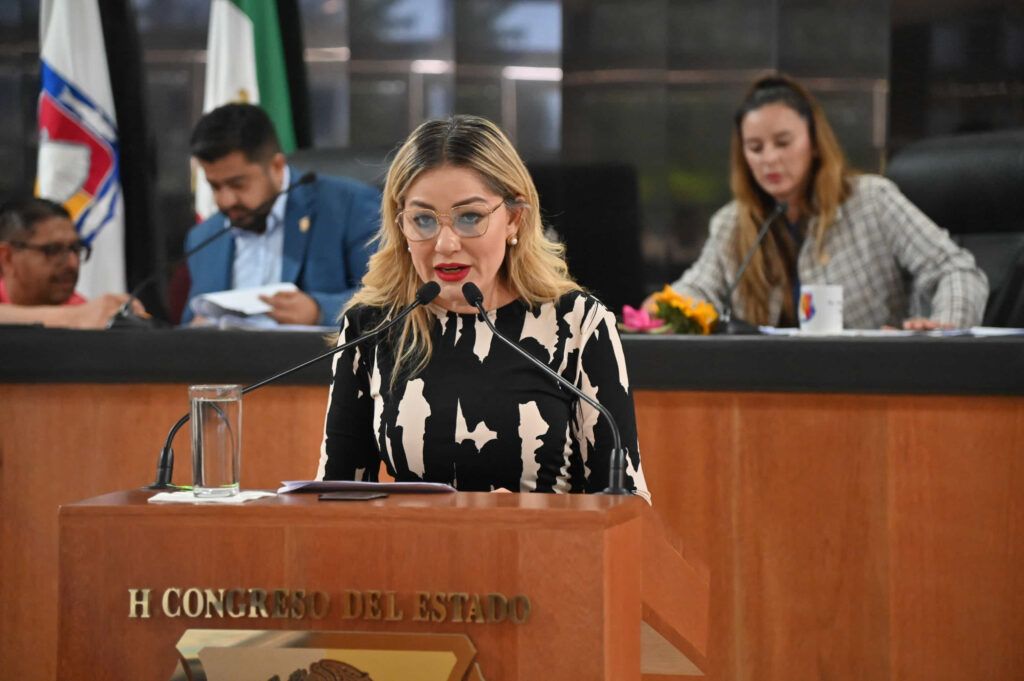 La diputada Karina Olivas propone reformar el Código Penal para eliminar la excusa legal que protege a familiares y allegados que ayudan a feminicidas a huir o evadir la justicia.