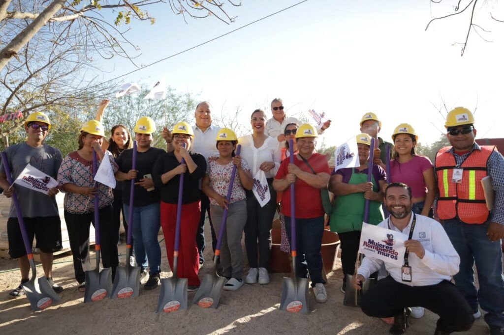 El programa “Ellas y ellos rompiendo muros” permite a los participantes adquirir conocimientos prácticos para edificar sus propias viviendas.