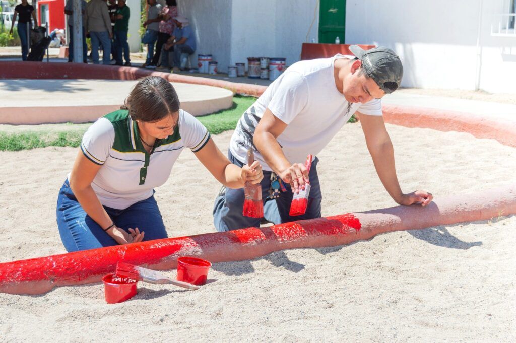 Más de 100 estudiantes y scouts participaron en labores comunitarias y en la creación de un mural que celebra la identidad cultural.