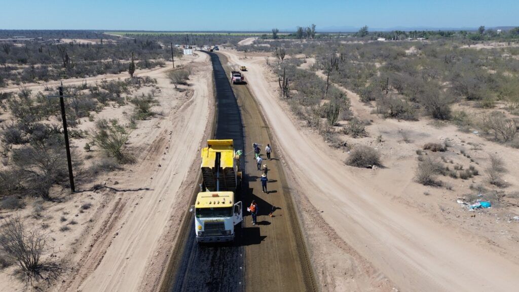 La obra, con 5.7 km de longitud, registra un avance del 65% y contribuirá al desarrollo económico y la seguridad vial entre los ejidos Ley Federal de Aguas 3 y 4.