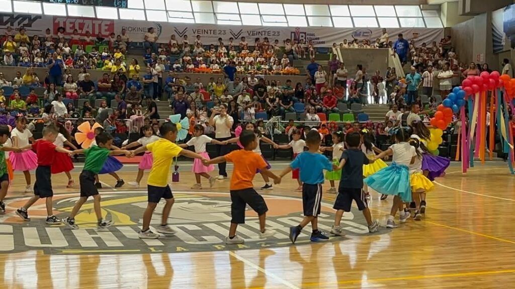 Más de 500 estudiantes de 26 jardines de niños participaron en la muestra pedagógica “Un viaje por el ritmo, folklore, rondas, bailes y tablas rítmicas”.