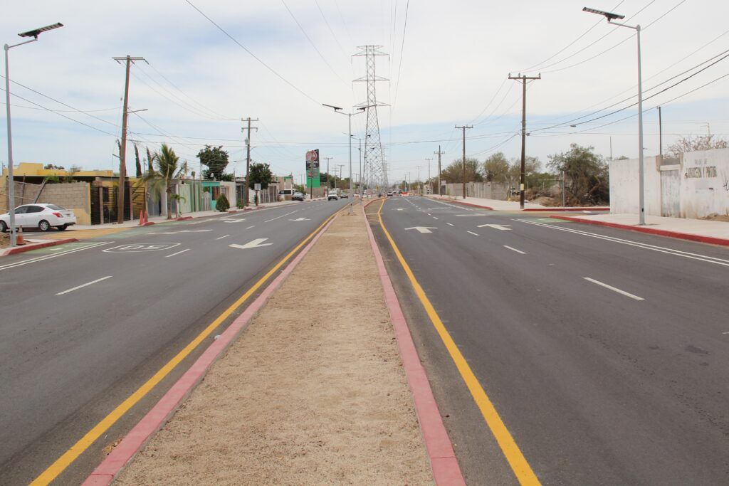 La pavimentación con carpeta asfáltica de la calle Bahía Concepción incluye vialidades seguras y modernas para el beneficio directo de familias de la zona.