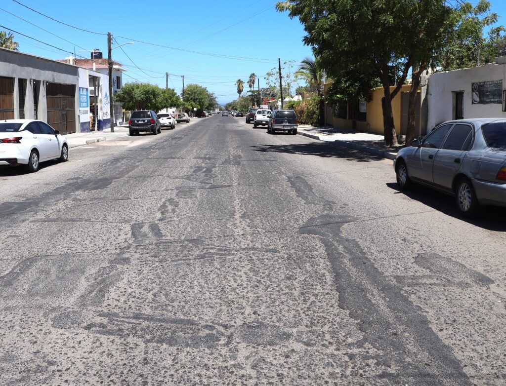 El gobierno estatal avanza en el Plan Estatal de Vialidades, con proyectos de pavimentación y renivelado en diversas localidades.