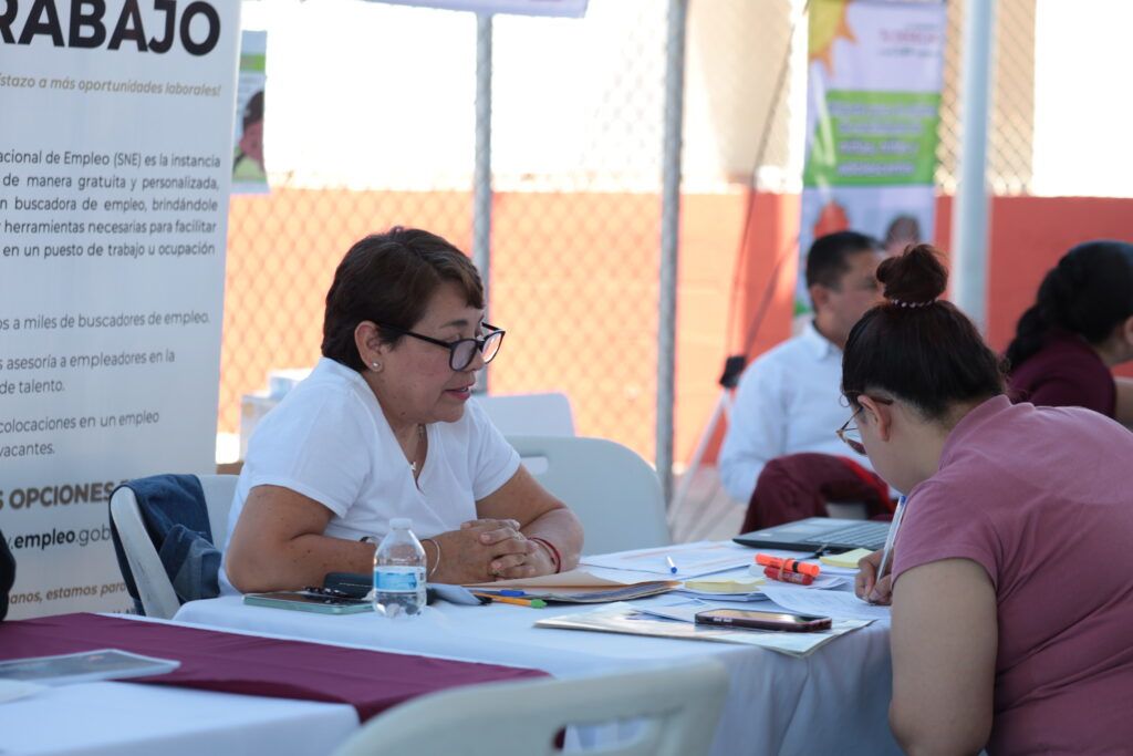 Gobierno de BCS acerca servicios y oportunidades laborales bajo las estrategias “La Chamba nos Une” y “Échale Montón”.