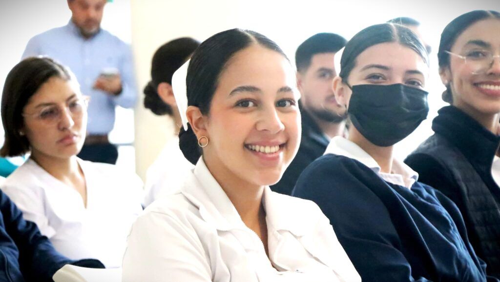 Gracias a la labor de enfermeras y enfermeros en instituciones públicas, el estado mantiene una de las expectativas de vida más altas del país, con más de 80 años para mujeres según el INEGI.