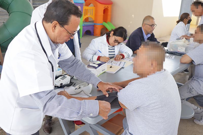 Gobierno estatal brinda atención médica integral a personas privadas de la libertad, como parte de una estrategia de bienestar y dignidad.