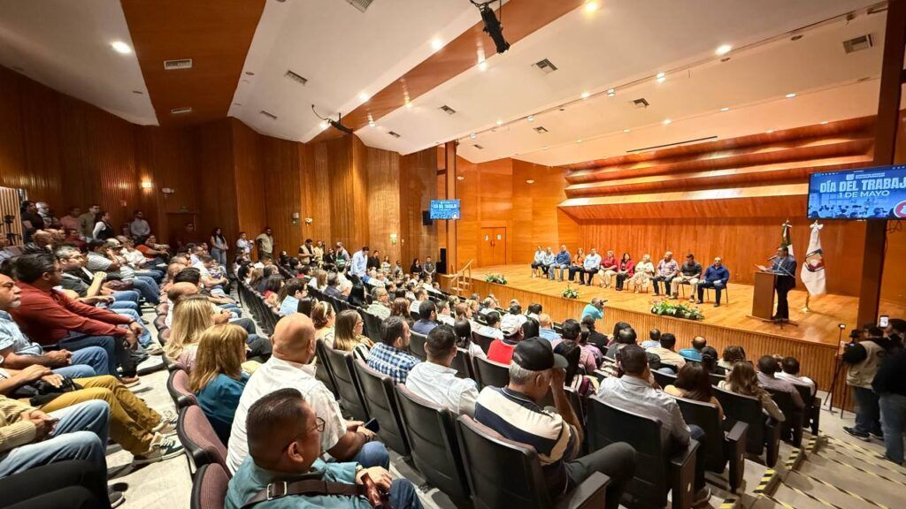 En ceremonia conmemorativa, autoridades destacaron avances en lo laboral, como el aumento al salario mínimo y la reducción del empleo informal.