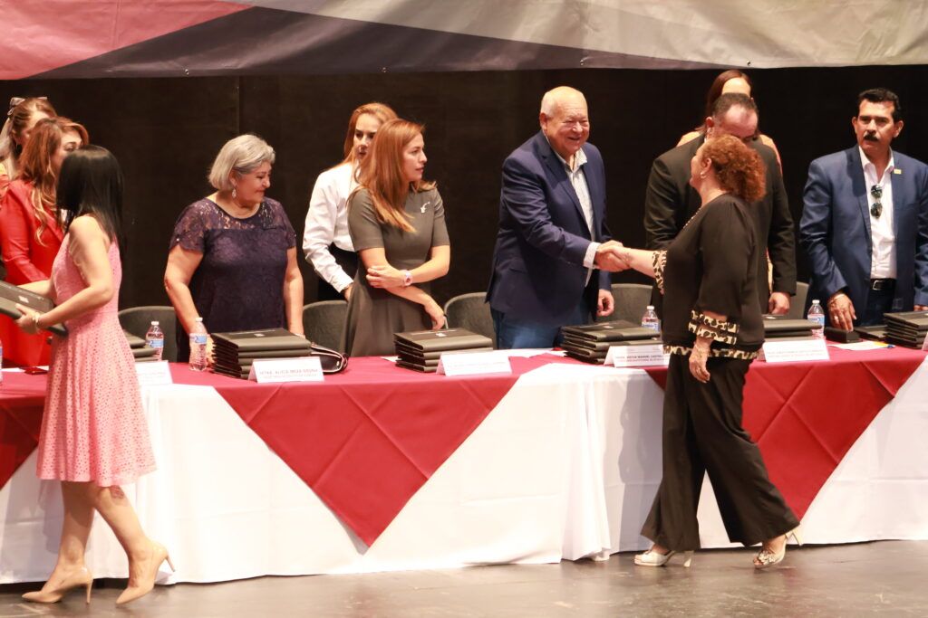 En el Día del Maestro, 208 docentes recibieron reconocimientos por su trayectoria y servicio al desarrollo regional.