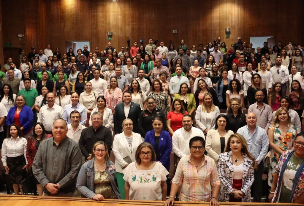 En el marco del Día Internacional contra la Homofobia, autoridades y activistas llaman a reformar el Código Civil para reconocer a familias homoparentales.