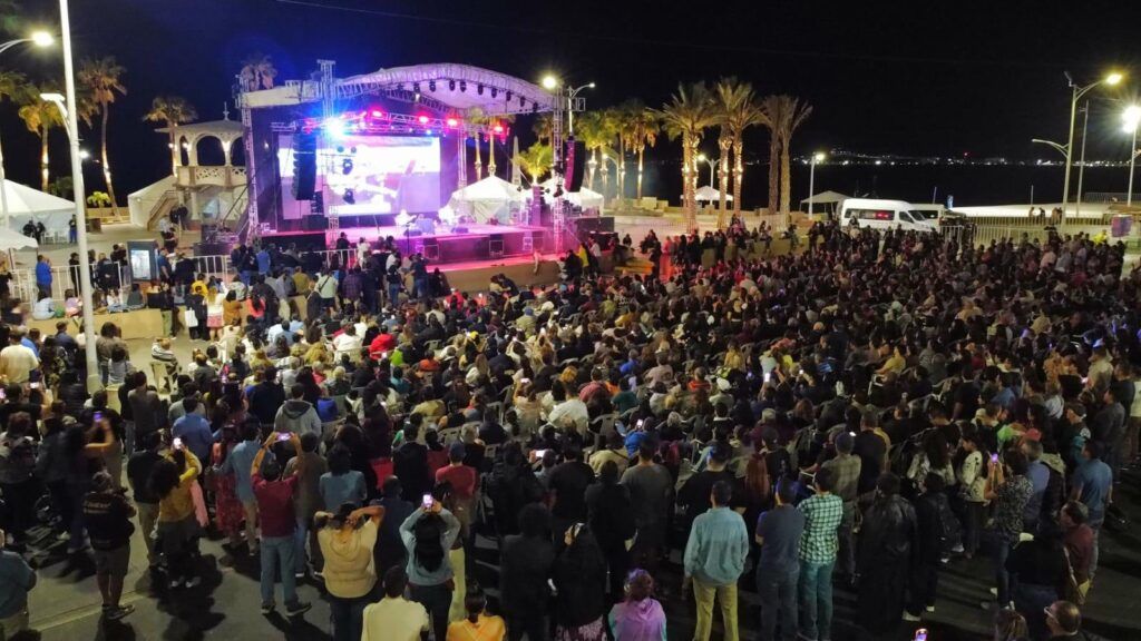 El malecón vibró con el desembarco simbólico de Cortés y los acordes de Fernando Delgadillo y Alejandro Filio.
