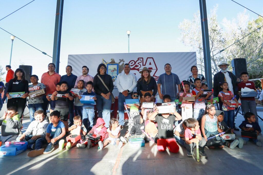 Se entregaron cerca de 200 pares de zapatos a niñas y niños y se anunciaron proyectos de agua y una biblioteca infantil.