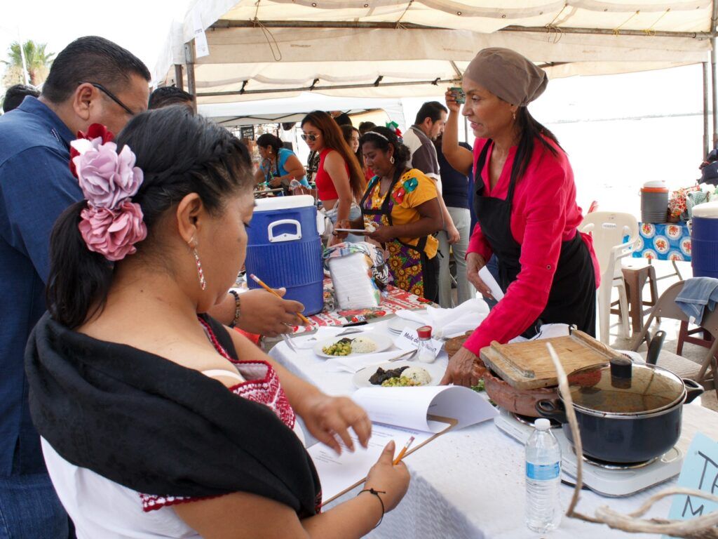 El 2º Concurso del Platillo con base en mole celebra las tradiciones culinarias indígenas y afromexicanas en el malecón paceño.