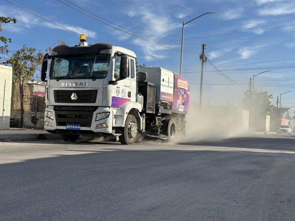 Realizan trabajos en 2.8 kilómetros de vialidades; la barredora permite mayor eficiencia en el mantenimiento de calles y bulevares.