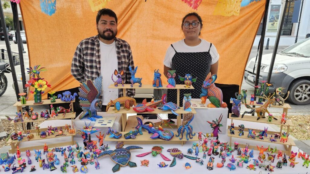 Más de 30 emprendedores y artesanos sudcalifornianos participaron en exposición y venta de productos en el Jardín Velasco, destacando historias de éxito y superación.