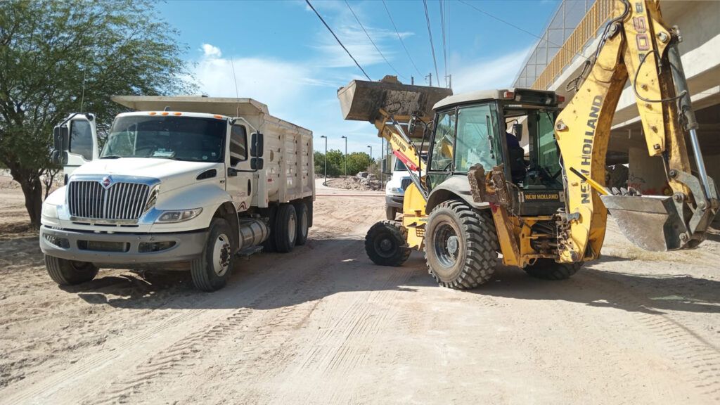 Con maquinaria pesada y brigadas manuales, autoridades limpian arroyos y llaman a la ciudadanía a evitar tirar desechos en zonas de riesgo.