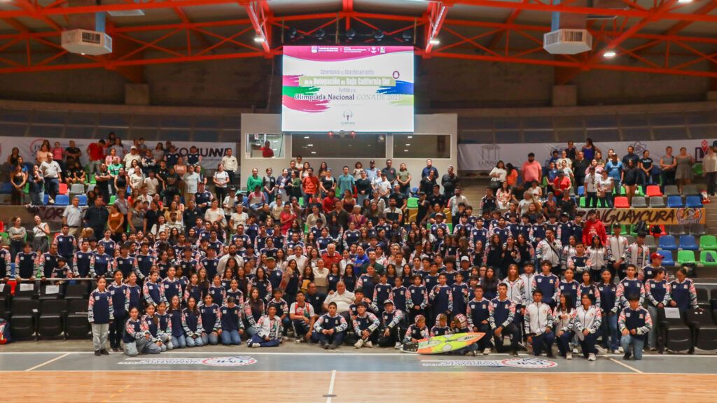 La Arena La Paz fue sede del abanderamiento estatal donde se entregaron uniformes a 500 jóvenes, incluidos los 213 talentos del municipio de La Paz que competirán en 22 disciplinas deportivas.