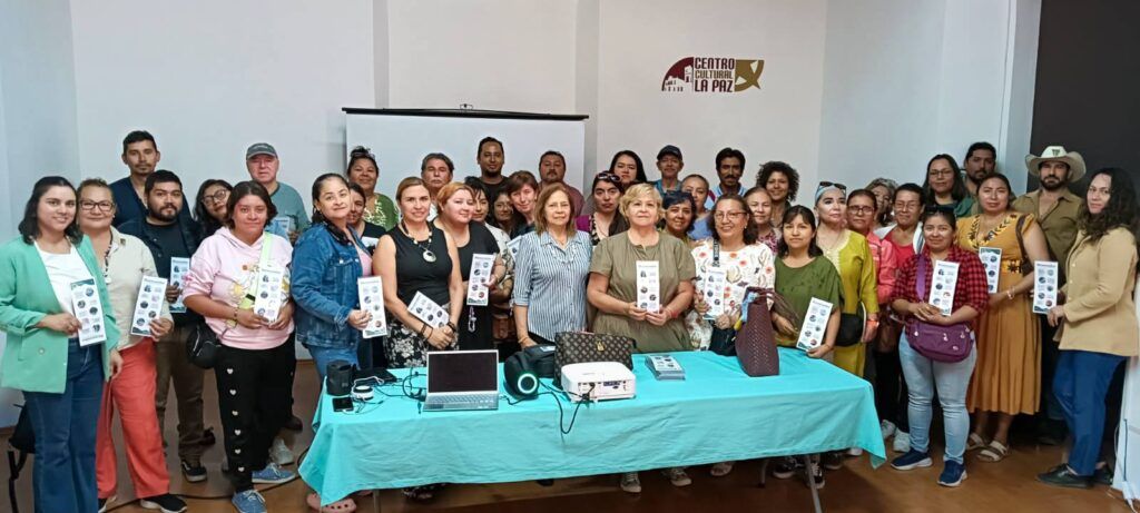 Desde el Centro Cultural La Paz, el IMPI orientó a creadores regionales sobre cómo registrar y certificar productos que reflejan el patrimonio de la región.