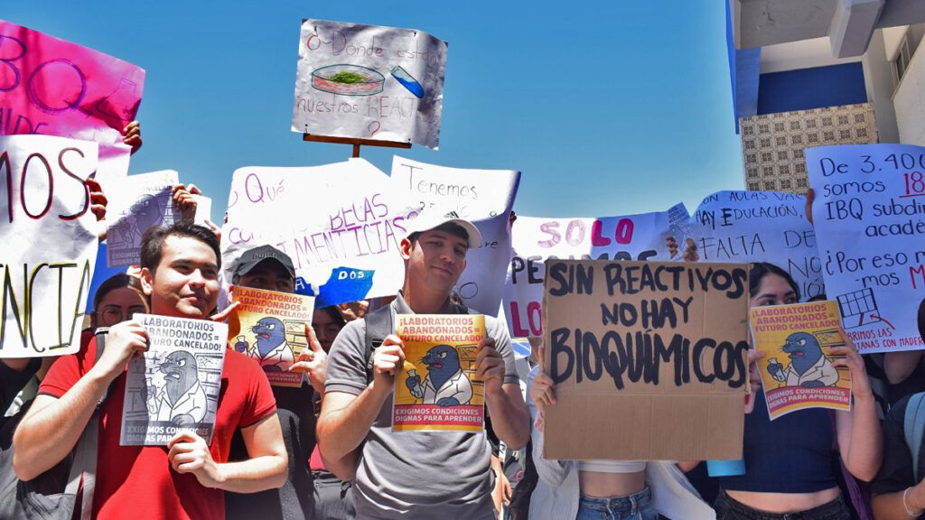 Acusan estudiantes “abandono” a su academia, por lo que pidieron mayor transparencia ante aumento de cuotas e instalaciones deficientes