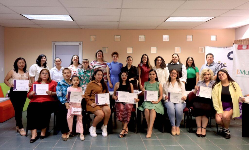 ISMUJERES y la UABCS clausuran la Escuela de Fortalecimiento para Mujeres Emprendedoras, como parte de la cruzada “Párale a la Violencia” y del compromiso por impulsar la autonomía económica femenina.