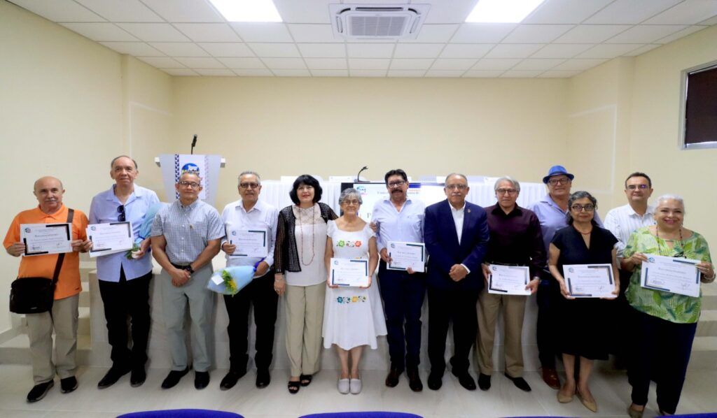 Nueve profesoras y profesores jubilados recibieron un emotivo reconocimiento por su compromiso con la formación académica y el desarrollo universitario